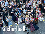 der traditionelle Kocherlball. Köche und Küchenpersonal erscheinen in voller Montur im Biergarten am Chinesischen Turm, es gibt Frühstück bei Kerzenlicht und Tanz den ganzen Tag. Und bei uns ab ca. 12 Uhr auch die aktuellen Fotos (©Foto: Martin Schmtz)